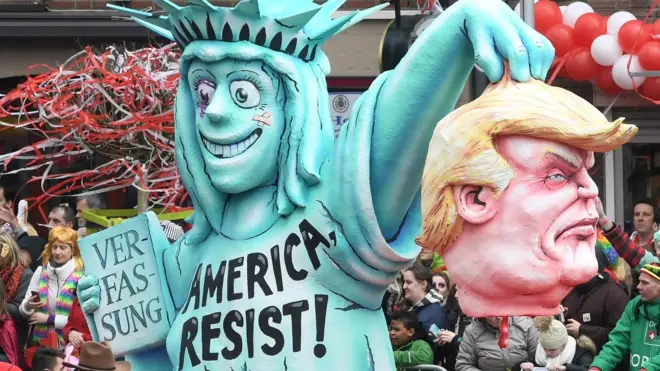 Куклы Трампа и Статуи свободы