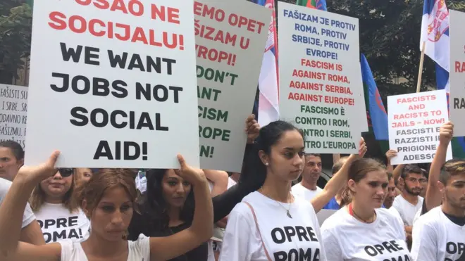 Mnogi su na protestu nosili majice sa natpsiom „Opre Roma", što znači - „Ustajte Romi"