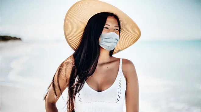 Девушка в маске и шляпе