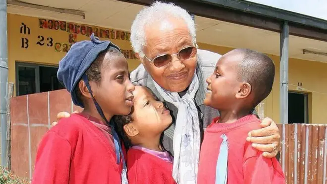 አበበች ጎበና ከሚያሳድጓቸው ልጆች ጋር