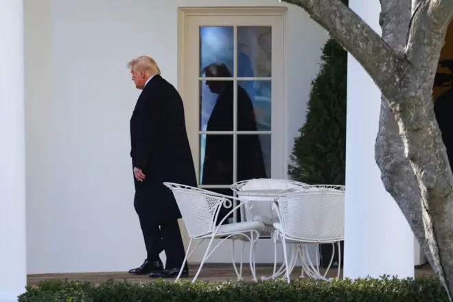 الرئيس الأمريكي دونالد ترامب يغادر البيت الأبيض ليصعد على متن طائرة مارين ون في الحديقة الجنوبية في واشنطن العاصمة في 7 فبراير/شباط 2025.