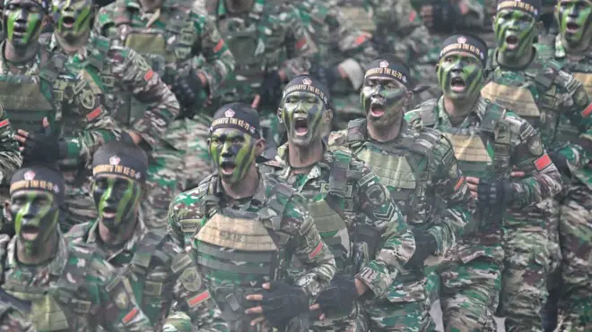 Personel TNI mengikuti perayaan HUT ke-79 Tentara Nasional Indonesia (TNI) di Banda Aceh pada 5 Oktober 2024.