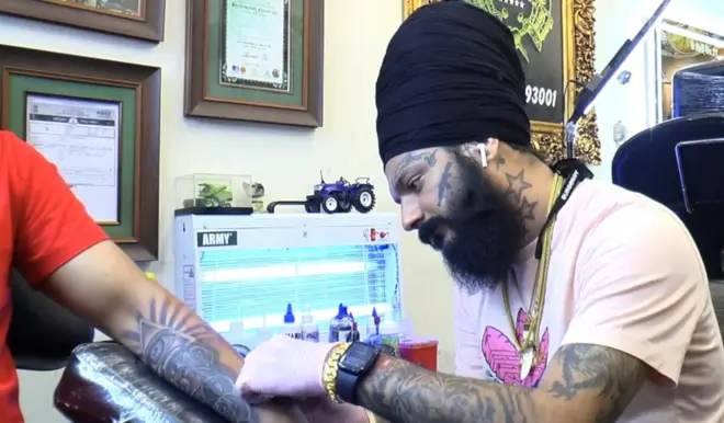 කුඩා කල මත්ද්රව්ය භාවිතයේ ගොදුරක් බවට පත් වූ ඔහු ජීවිතය ජයගත් අයුරු විස්තර කරයි.