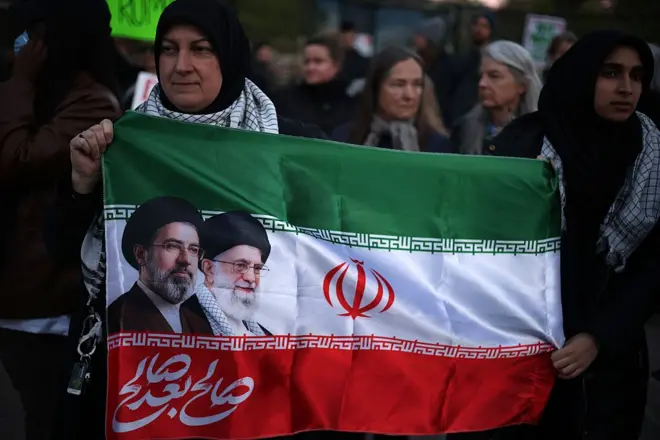 Эрондаги ҳукумат қўлловчилари.