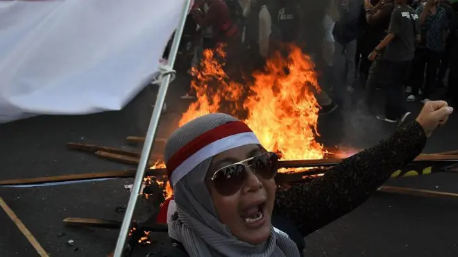 Pengunjuk rasa kecewa dengan keputusan Mahkamah Konstitusi 