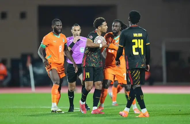 Daniel Namaso Loader (Cameroun) et Sébastien Haller (Côte d'Ivoire) se disputent le ballon lors du match de la CAN (Groupe F) entre la Côte d'Ivoire et le Cameroun au stade de Marrakech, au Maroc, le 28 décembre 2025. 