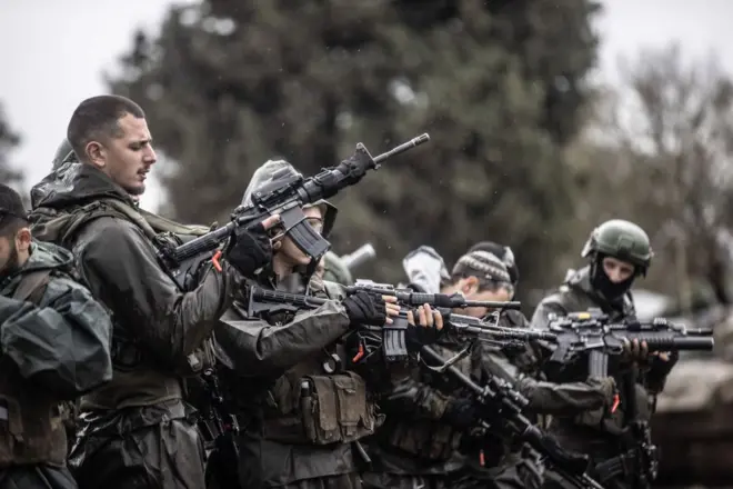 شوهد الجنود والدبابات ومدافع الهاوتزر والمركبات المدرعة الإسرائيلية مع استمرار التحرك العسكري الإسرائيلي على حدود غزة، في ناحال عوز، إسرائيل في 13 ديسمبر/ كانون الأول.