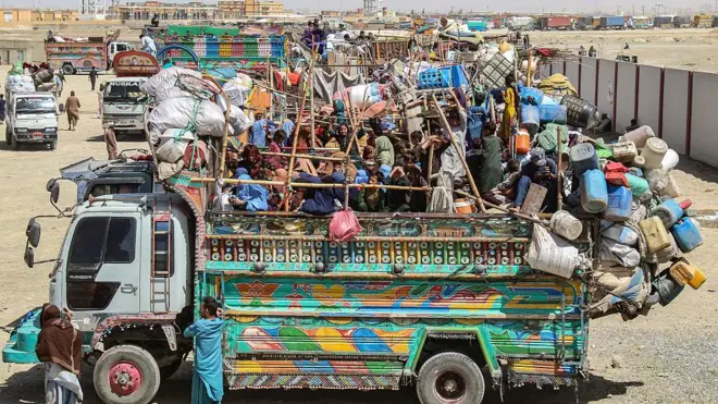 Afgan göçmenleri ve eşyalarını taşıyan bir kamyon. Fotoğraf 11 Nisan'da çekilmiş. 