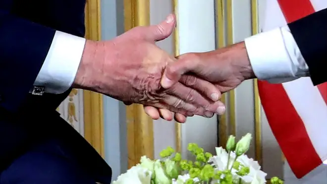 Рукопожатие Трампа и Макрона