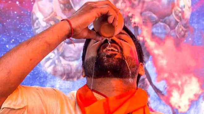 انڈیا کے شہر دلی میں حال ہی میں گائے کے پیشاب کو بطور کورونا وائرس کے علاج فروغ دینے کے لیے گائے کا پیشاب پینے کی تقریب منعقد کی گئی