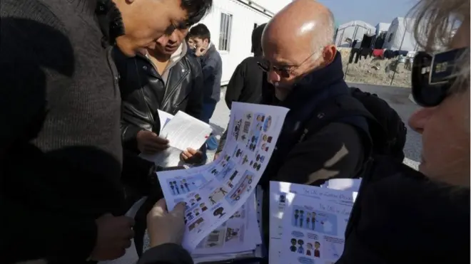 Bazar günü miqrantlara köçürüləcəklərinə dair məlumat kağızları paylanıb