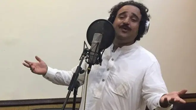 بیشتر انتخابی گیت پشتو زبان یا مقامی لہجوں میں ریکارڈ کیے گئے ہیں جس کے لیے عام گلوکاروں کے علاوہ نامور فنکاروں کی خدمات حاصل کی گئی ہیں۔