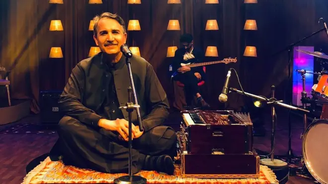 هارون باچا او ګڼو نورو پښتنو هنرمندانو د کورونا وېروس په اړه سندرې ویلي ديٍ