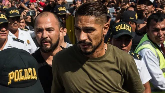 Paolo Guerrero fue recibido por una multitud en Lima después de conocer el fallo del Tribunal de Arbitraje Deportivo.