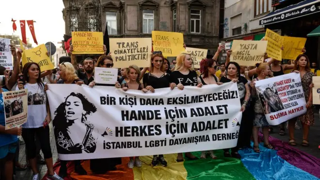 Trans ladın Hande KAder'in öldürülmesi protesto edildi.