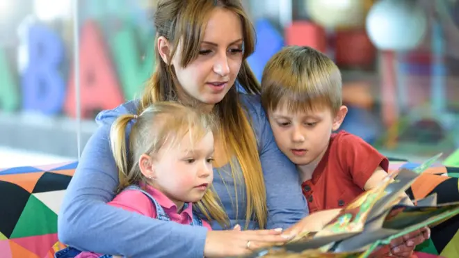 Las au pair son personas que viajan desde un país extranjero para ayudar a una familia en el cuidado de los niños.