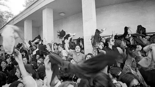 ඉරානයේ හිස් ආවරණ (ස්කාෆ්) වලට එරෙහි විරෝධයේ ඉතිහාසය.