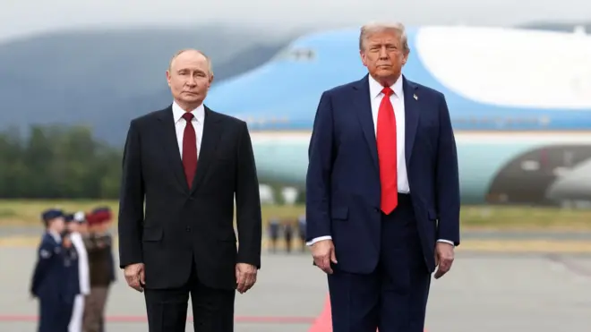 Владимир Путин и Дональд Трамп позируют на фоне самолета президента США