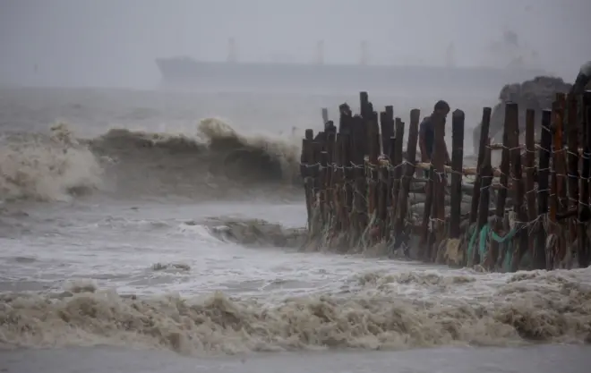 ঘূর্ণিঝড়ের প্রভাবে সমুদ্র উত্তাল রয়েছে