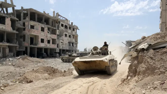 Syrian Army soldiers advancing in an area on the eastern outskirts of Douma, April 8 2018