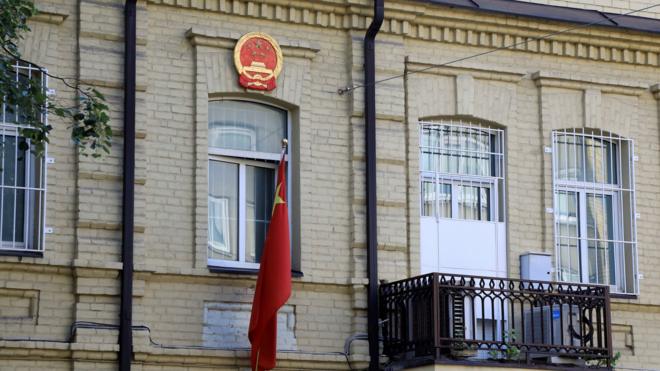 立陶宛維爾紐斯中國大使館外的中國國徽與國旗（23/7/2021）