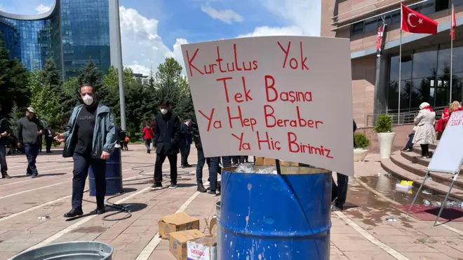 CHP Genel Merkezi önünde üzerinde slogan yazan bir döviz.