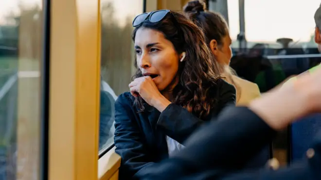 žena zeva u prevozu