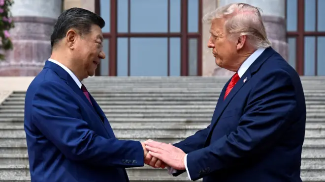 Си Цзиньпин и Дональд Трамп пожимают руки