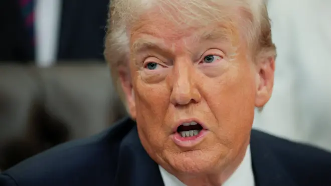 Trump fala com semblante sério