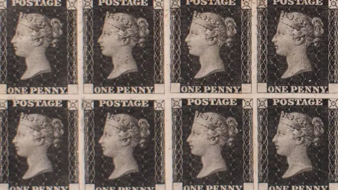 El Penny Black (Penique Negro), el primer sello postal de la historia, llevaba una imagen de la reina Victoria.