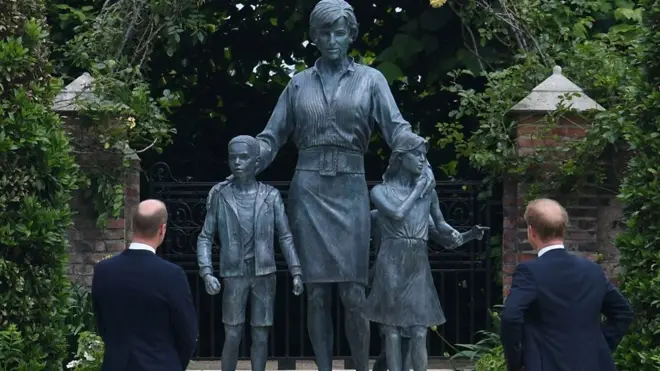 В Кенсингтонском саду открыли памятник принцессе Диане
