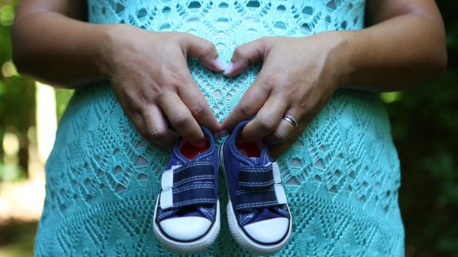 Barrigaesporte da sorte baixar apkgrávida, que segura dois sapatinhosesporte da sorte baixar apkbebê