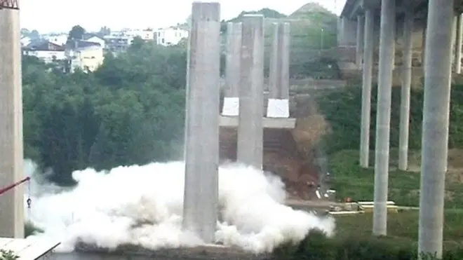 تفجير أعمدة جسر ضخم في ألمانيا