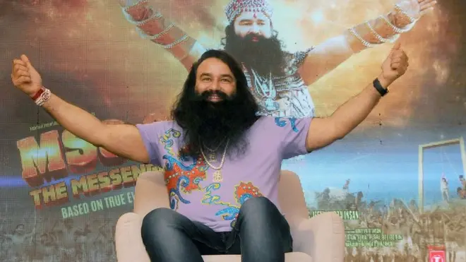 தன் மீது பல குற்ற வழக்குகள் இருந்தபோதும் ராம் ரஹீம் ஒரு ராக் இசை நட்சத்திரம் போல பகட்டாக வளம் வந்தார்.