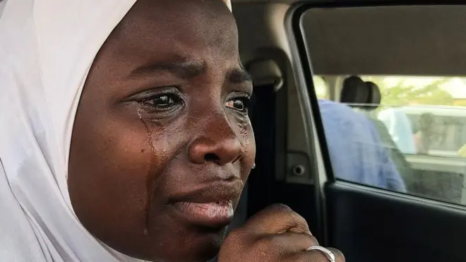 Obinrin kan to n sunlun ninu ọkọ.