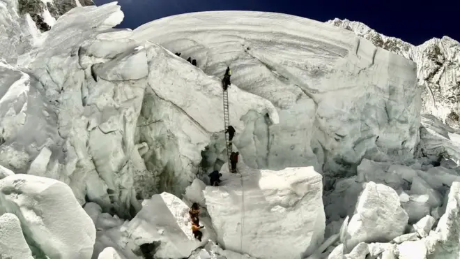 Возможно, альпинистам придется использовать более прочные лестницы и крепления, чтобы взобраться на вершину через обломки ступени