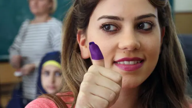 لبنانية تنتخب