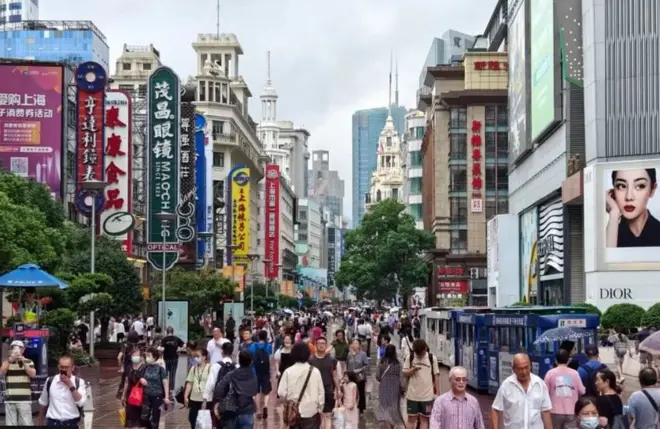 चीन का एक भीड़-भाड़ वाला बाजार.