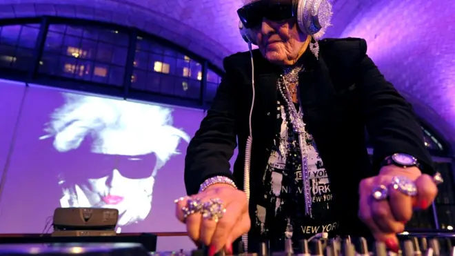 Пожилой диджей