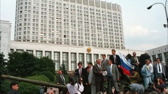 Yeltsin on tank outside the White House