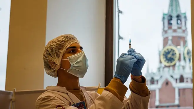 "Пожалел, что не прививался": больницы России накануне новых ограничений