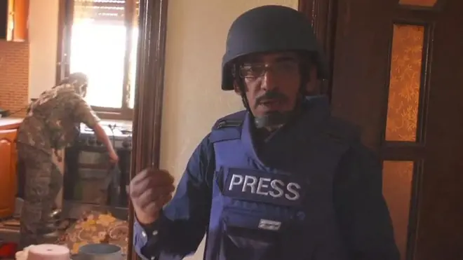 Feras Kilani, de la BBC, en la línea de fuego en Manbij, Siria.