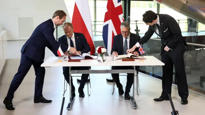 Premier Wielkiej Brytanii Keir Starmer oraz premier Polski Donald Tusk uczestniczą w ceremonii podpisania brytyjsko-polskiego traktatu o obronie i bezpieczeństwie w bunkrze Bitwy o Anglię w Uxbridge w Wielkiej Brytanii, 27 maja 2026 r. REUTERS/Jack Taylor/Pool
