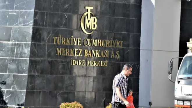 Merkez Bankası binasının önünden geçen bir adam