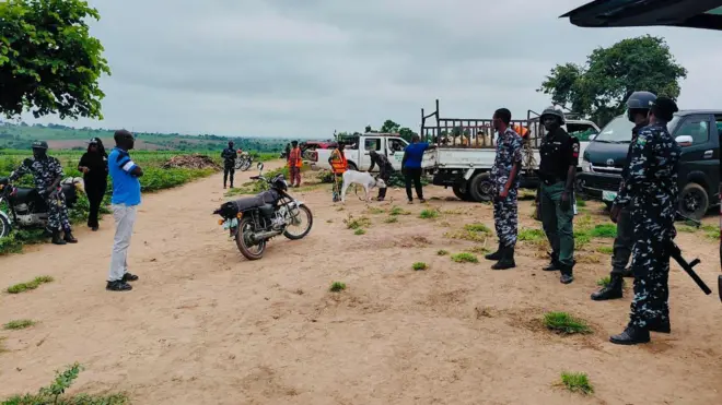 Àwọn ẹ̀ṣọ́ ààbò tó mú àwọn màálù àti darandaran tó da ẹran jẹ oko olóko