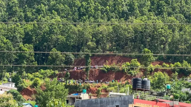 त्रिशूलीमा आएको बाढी हेर्दै मानिसहरू