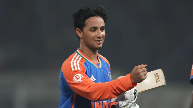 अभिषेक शर्मा ने महज़ 20 गेंदों पर पूरी की हाफ़ सेंचुरी