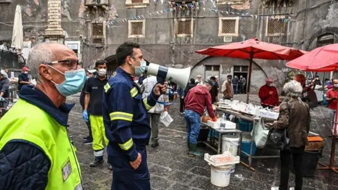 İtalya vakaların yükselişi nedeniyle seyahat kısıtlamaları da dahil daha sıkı önlemlere başvuruyor