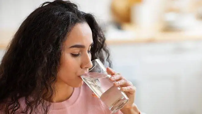 Kuryama amasaha umunani no kunywa amazi ahagije: Ibyo kwitaho ku neza y'ubwonko