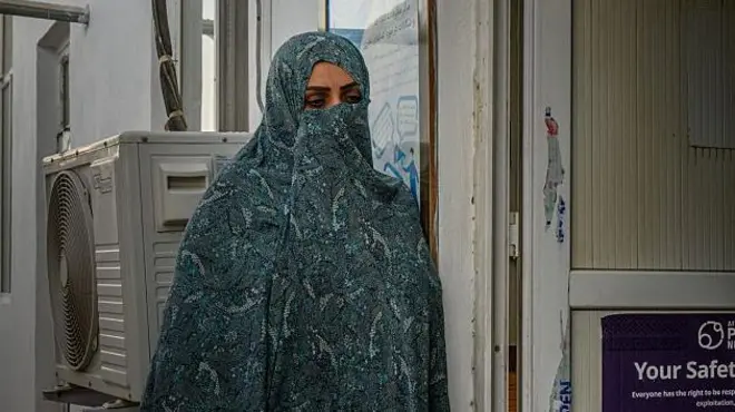 ښځه په دروازه کې ولاړه ده